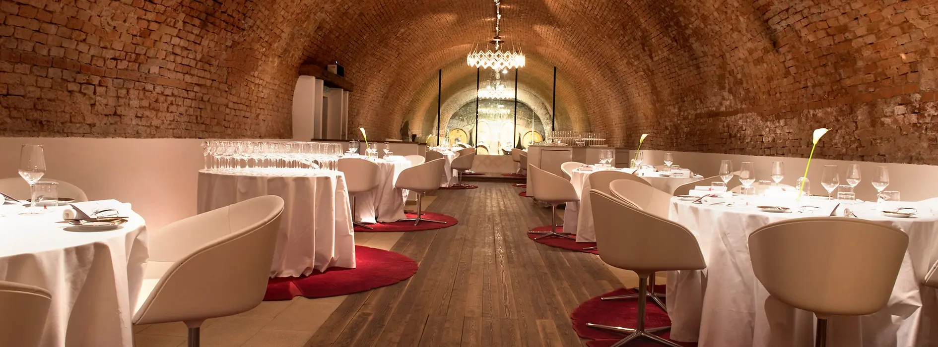 Restaurant Amador, interior view, set tables