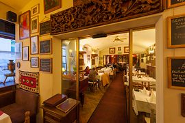 Ресторан Beograd, интерьер с гостям и накрытыми столами 