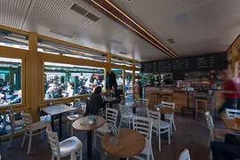 Restaurantul Do An din Naschmarkt, vedere din interior cu clienţi 