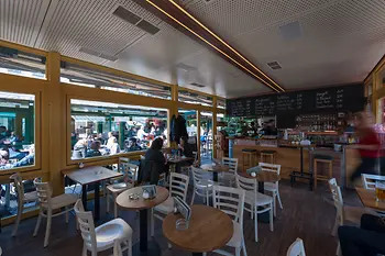 Restauracja Do An na Naschmarkt, widok we wnętrzu z gośćmi 