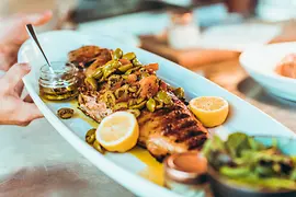 Gegrillter Fisch am Teller