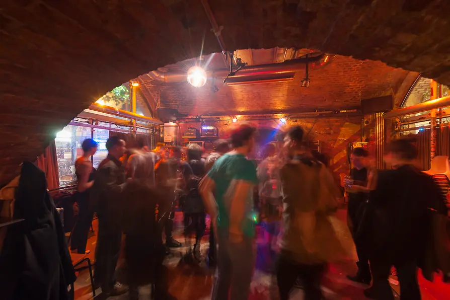 Rhiz, vista del interior con jóvenes de fiesta 