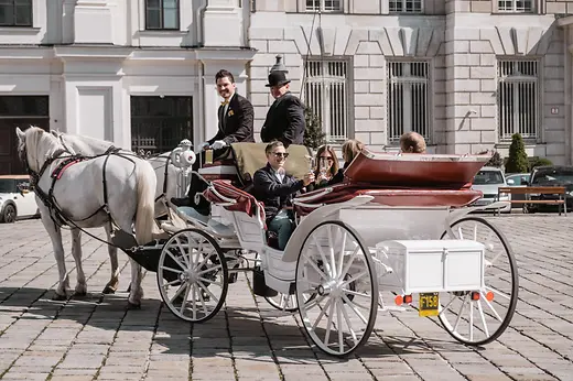 Menschen in einem Fiaker in Wien
