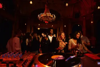 Gente bailando en el bar rojo del Volkstheater.