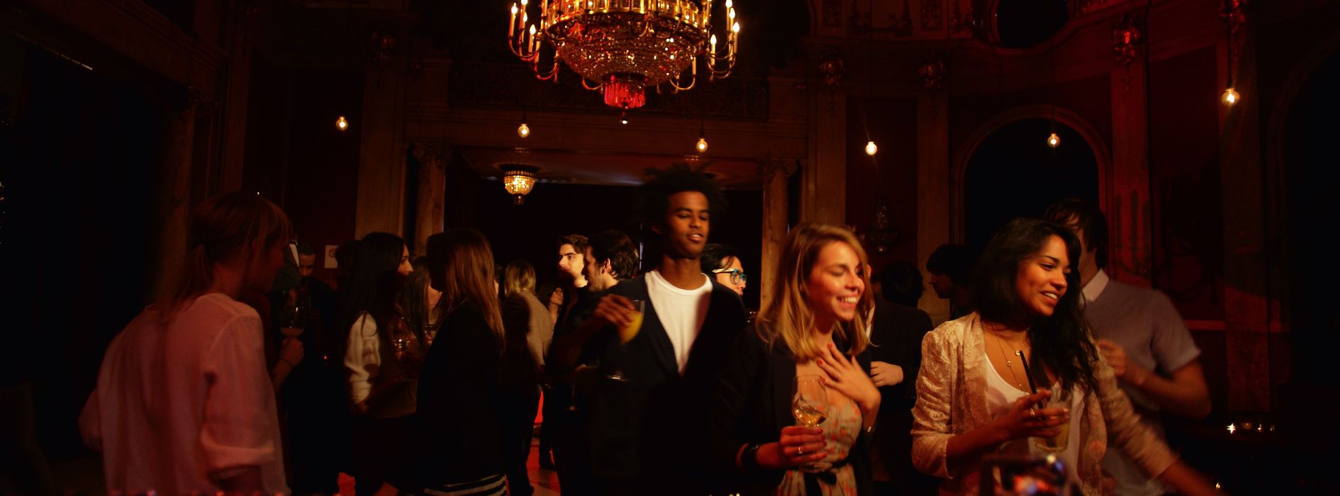 Gente bailando en el bar rojo del Volkstheater.