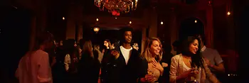 Persone che ballano nel bar rosso del Volkstheater