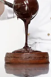 Торт Захер, поливаемый шоколадной глазурью