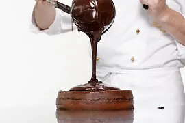 Sacherův dort získává svoji čokoládovou polevu