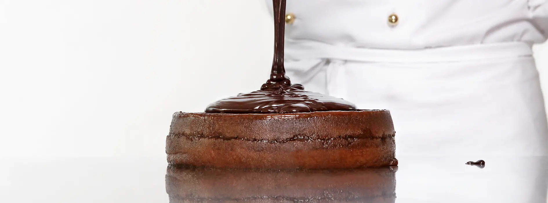 Un pastel de chocolate Sachertorte es recubierto por su característico glaseado de chocolate