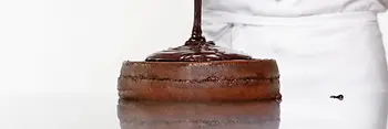 Un pastel de chocolate Sachertorte es recubierto por su característico glaseado de chocolate