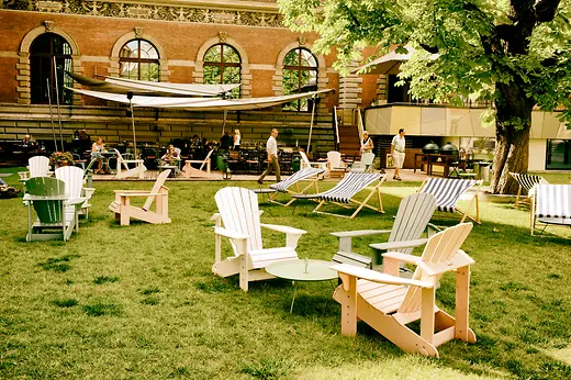 Giornata estiva nel giardino degli ospiti Salonplafond nel MAK