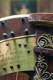 Sammlung alter Musikinstrumente, Detail Harfe mit Gravur, Verzierung