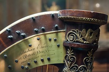 Sammlung alter Musikinstrumente, Detail Harfe mit Gravur, Verzierung