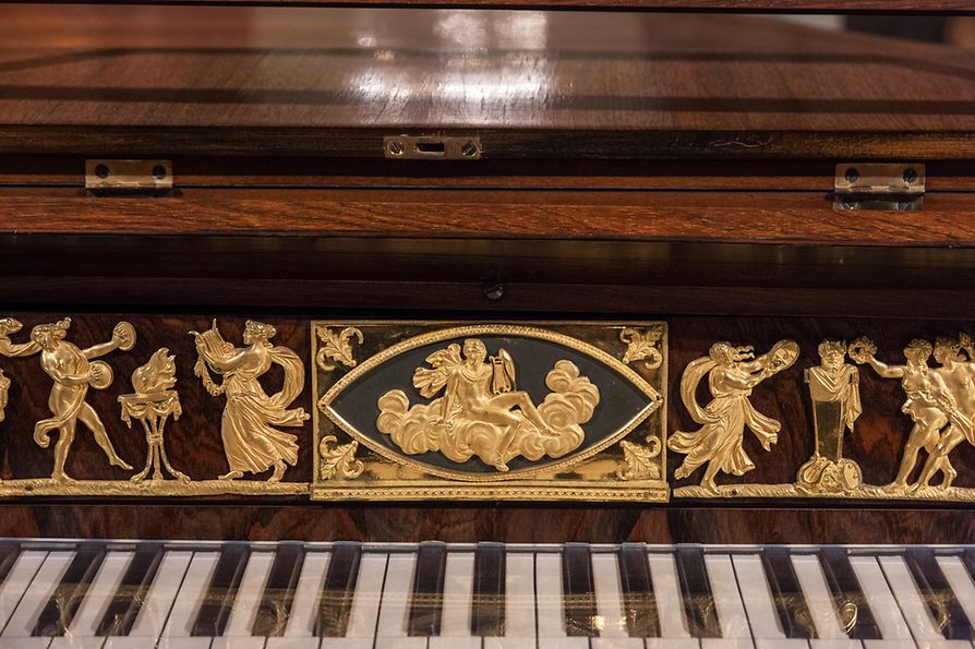 Sammlung alter Musikinstrumente, Detail Klaviertasten, Verzierung