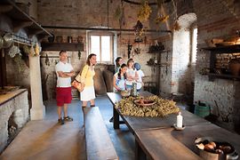 Návštěvníci ve zvěřinové kuchyni na zámku Niederweiden 