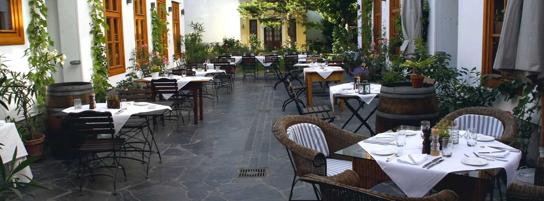 シュライナー・イン、レストランの中庭