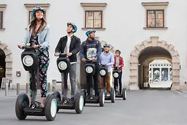 Reisegruppe unterwegs durch Wien auf Segways 