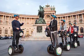 Gruppe auf Segways vor der Hofburg