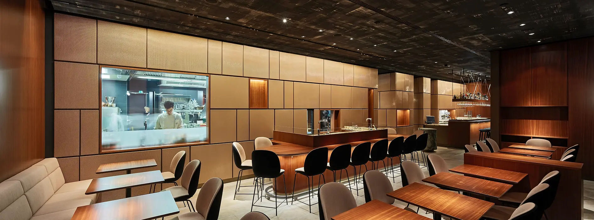 シキ ジャパニーズ ファイン ダイニング - ブラッセリー - バー、レストランの店内風景