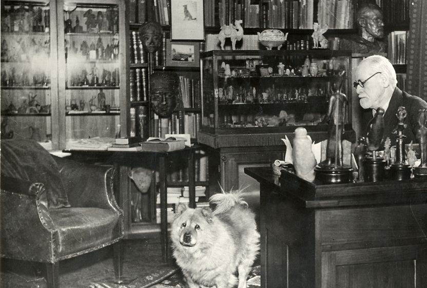 Sigmund Freud in seinem Arbeitszimmer mit Hund Chow , 1937