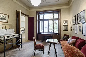Sala de espera con muebles originales del Museo Sigmund Freud 