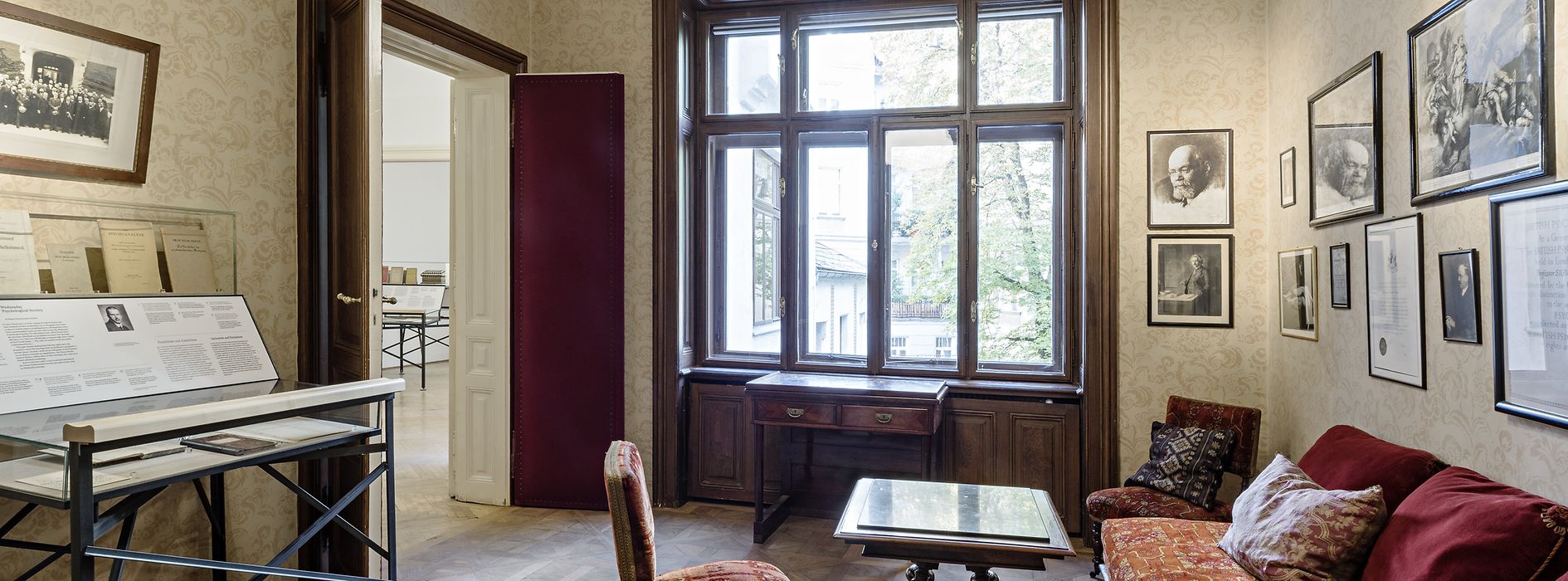 Sala de aşteptare cu mobilierul original în Muzeul Sigmund Freud 