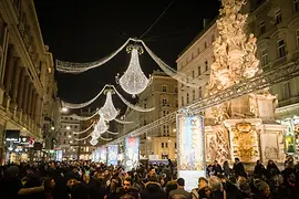Люди празднуют Новый год на улице Грабен в Вене