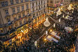Ludzie świętują sylwestra przy ulicy Graben w Wiedniu 