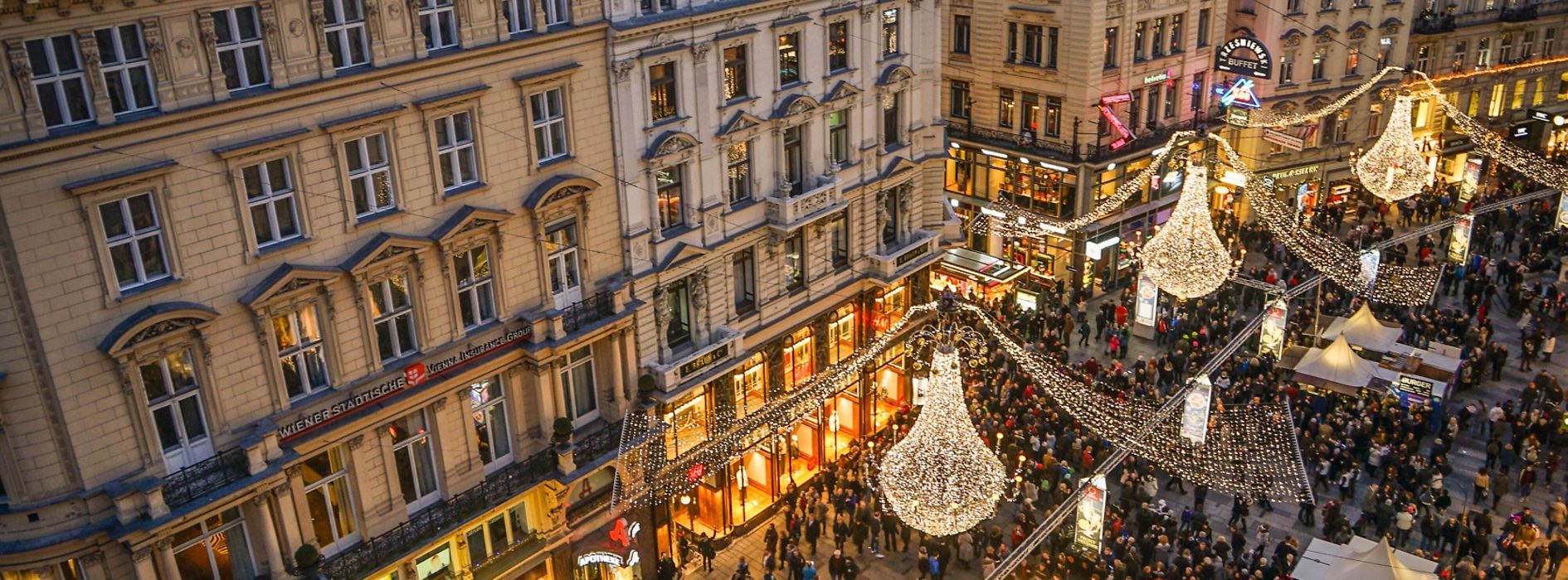 Gente celebrando Nochevieja en el Graben de Viena 