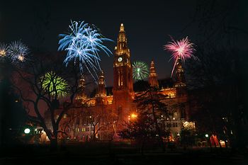 Fuochi d’artificio di Capodanno davanti al municipio di Vienna