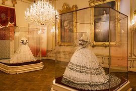 Replika svatebních šatů císařovny Alžběty v Muzeu císařovny Sisi ve Vídni