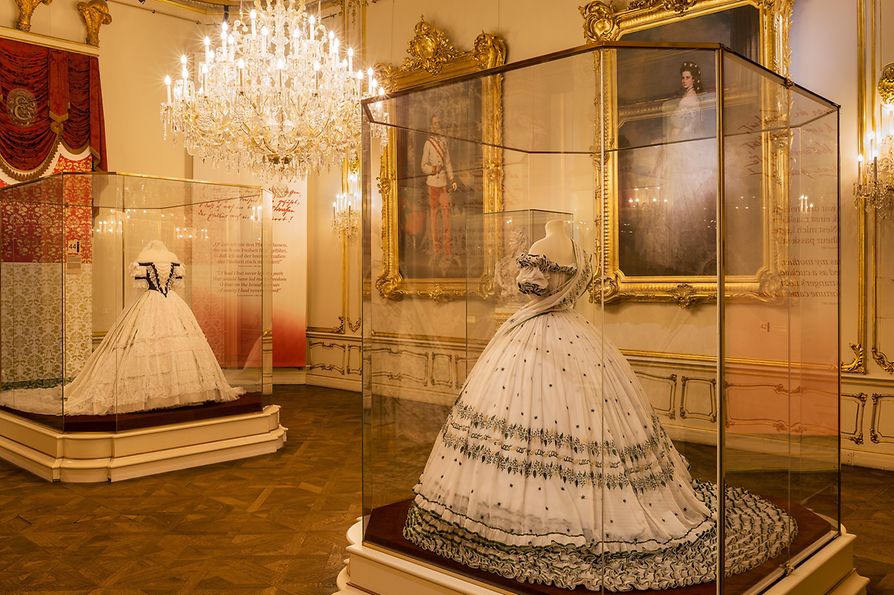 Replica of the dress worn by Empress Elisabeth on the evening before her wedding, on display in the Sisi Museum in Vienna