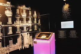 Pohled do místnosti v Muzeu císařovny Sisi věnované atentátu na císařovnu