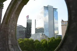 Wiener Hochhaus de Jean Nouvel con barandas modernistas en primer plano
