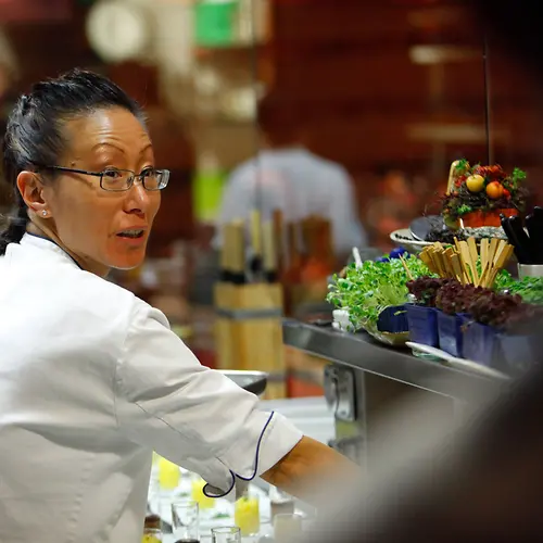 La chef de primera clase Sohyi Kim trabajando