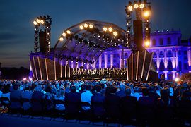 Letní večerní koncert Vídeňských filharmoniků před zámkem Schönbrunn 