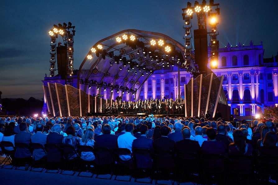 Concierto nocturno de verano de la Orquesta Filarmónica de Viena frente al Palacio de Schönbrunn 