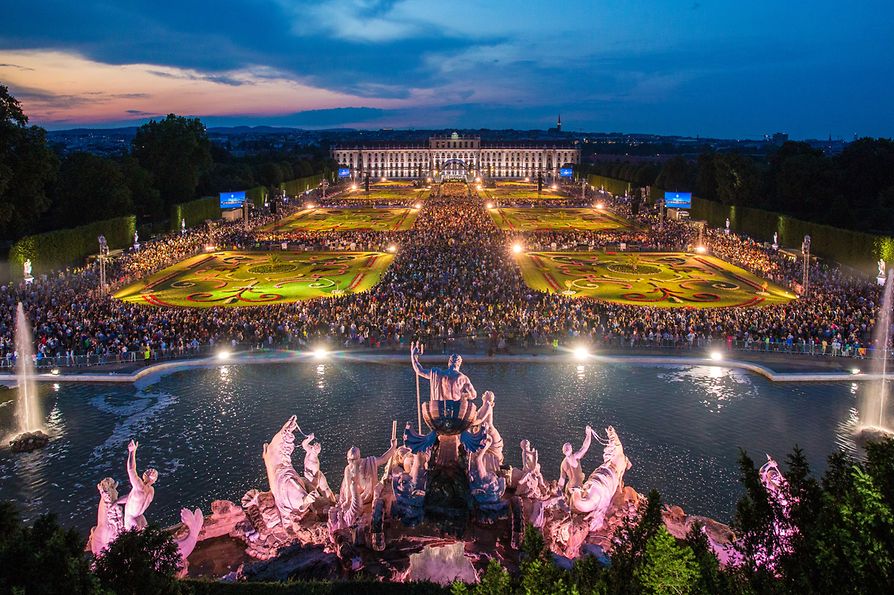 Sommernachtskonzert Schönbrunn 2019, Wiener Philharmoniker, Blick auf Neptunbrunnen, Park, Schloss