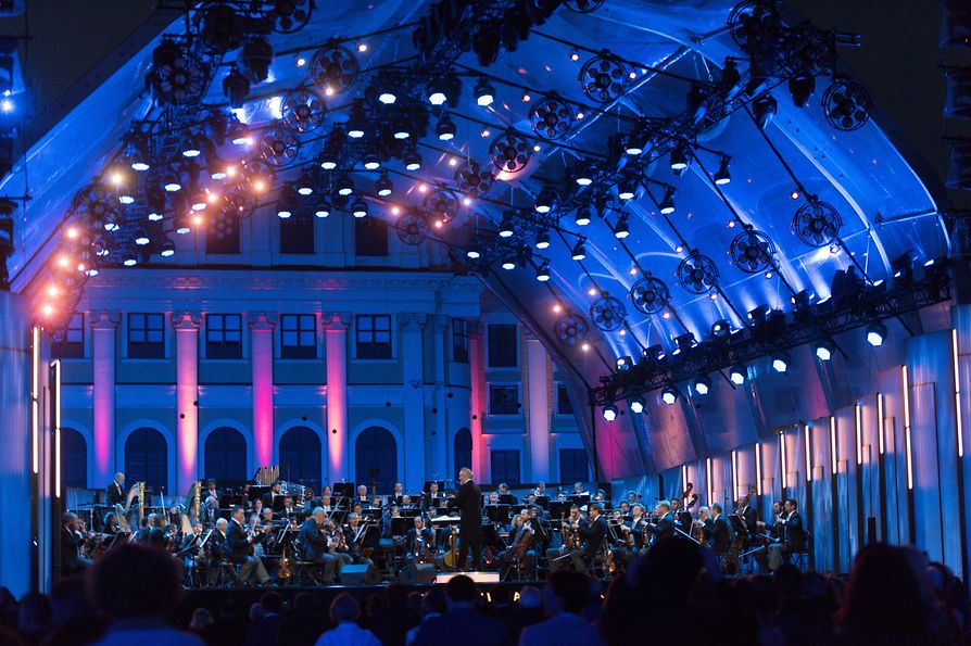 Vienna Philharmonic Summer Night Concert 2020, blue light