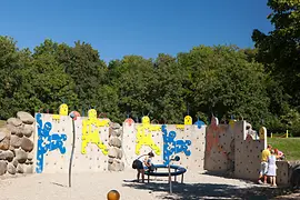 Playground Kurpark Oberlaa, Climbing wall