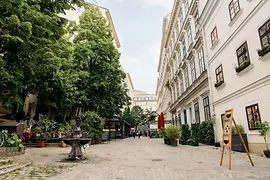 Régi lakóutca tavasszal