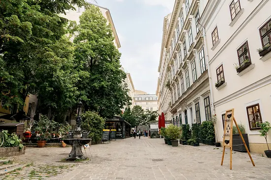 Vieille rue résidentielle au printemps