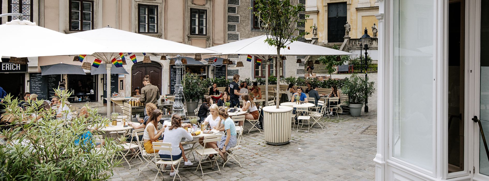Outdoor dining area on St.-Ulrichs-Platz 
