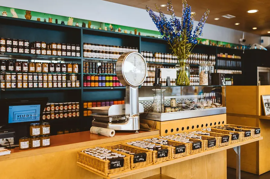 Tienda delicatessen Staud's en el Brunnenmarkt, vista del interior de la zona de venta