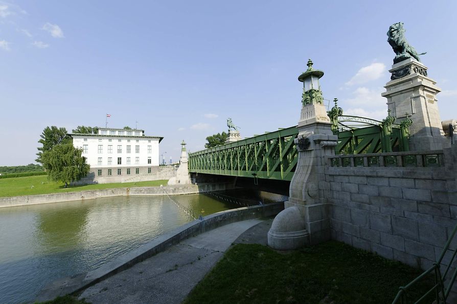 Híd a Duna-csatorna fölött
