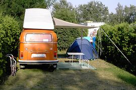 VW Bus und Zelt auf einem Campingstellplatz 