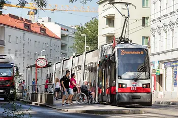 Uživatelé invalidních vozíků na nízkopodlažní tramvaj