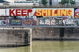 Arte urbano de coronavirus en el Canal del Danubio de Viena