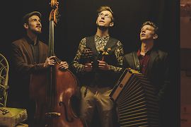 Andi, Max, and Jonny play harmonica, double bass and various percussion instruments.