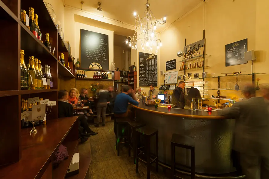 Szigeti Sektcomptoir, Innenansicht mit Blick zur Bar und in den Gastraum mit Gästen